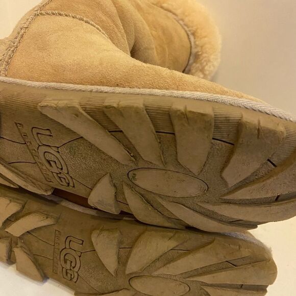 Ugg classic short 11.5” tall fur beige discoloration - Picture 6 of 8